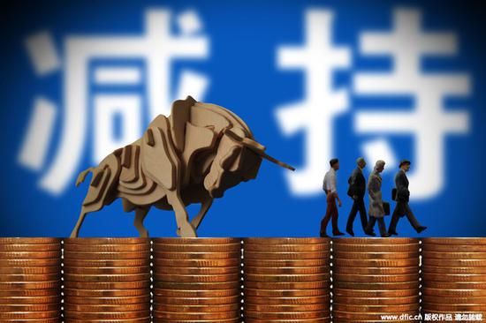 新浪美股 北京时间14日彭博报道，德意志银行表示，中国政府支持的基金可能减持中国工商银行和中国人寿之类的股票	，这些股票在今年以来跑赢了基准指数。
